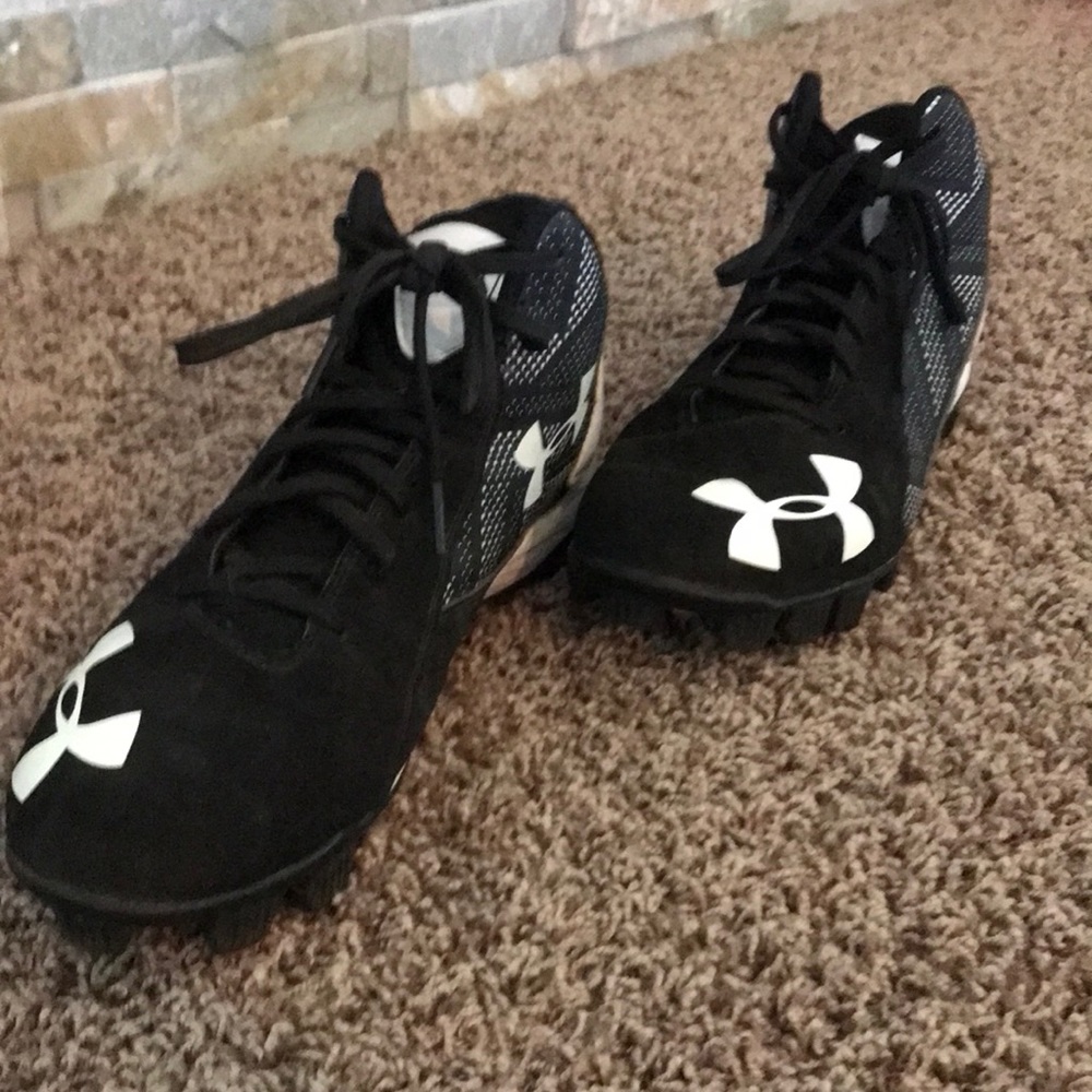 Under Armour baseball cleats size 8 (US).